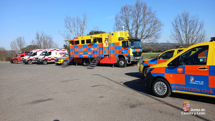 Puesto de Mando Avanzado de Protección Civil por la fuga de gas en Fuentes de Béjar con vehículos de la UME desplegados