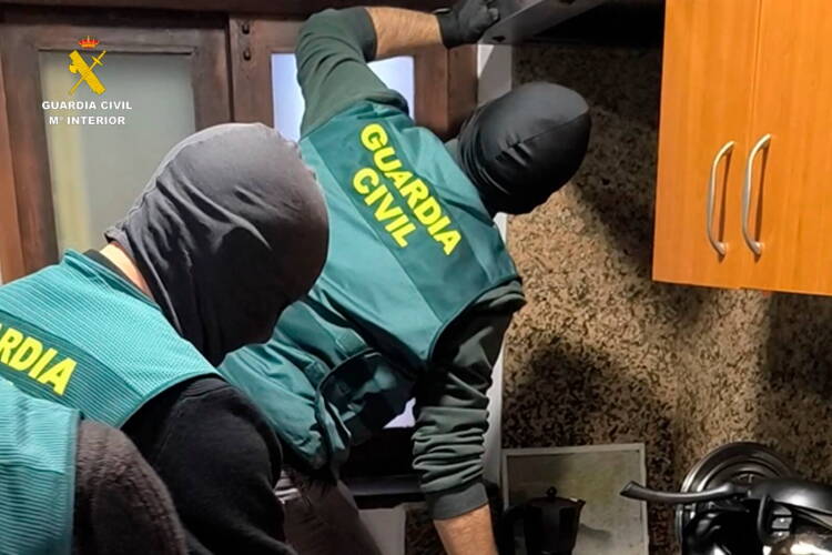 Agentes registran dependencias de una vivienda relacionada con un punto de droga en Guijuelo