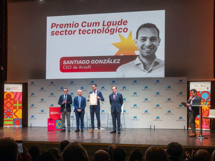 Santiago González Izard, empresario de Béjar y CEO de ARSOFT, recibe el Premio Cum Laude del sector tecnológico de Alumni de la Universidad de Salamanca en CaixaForum Madrid