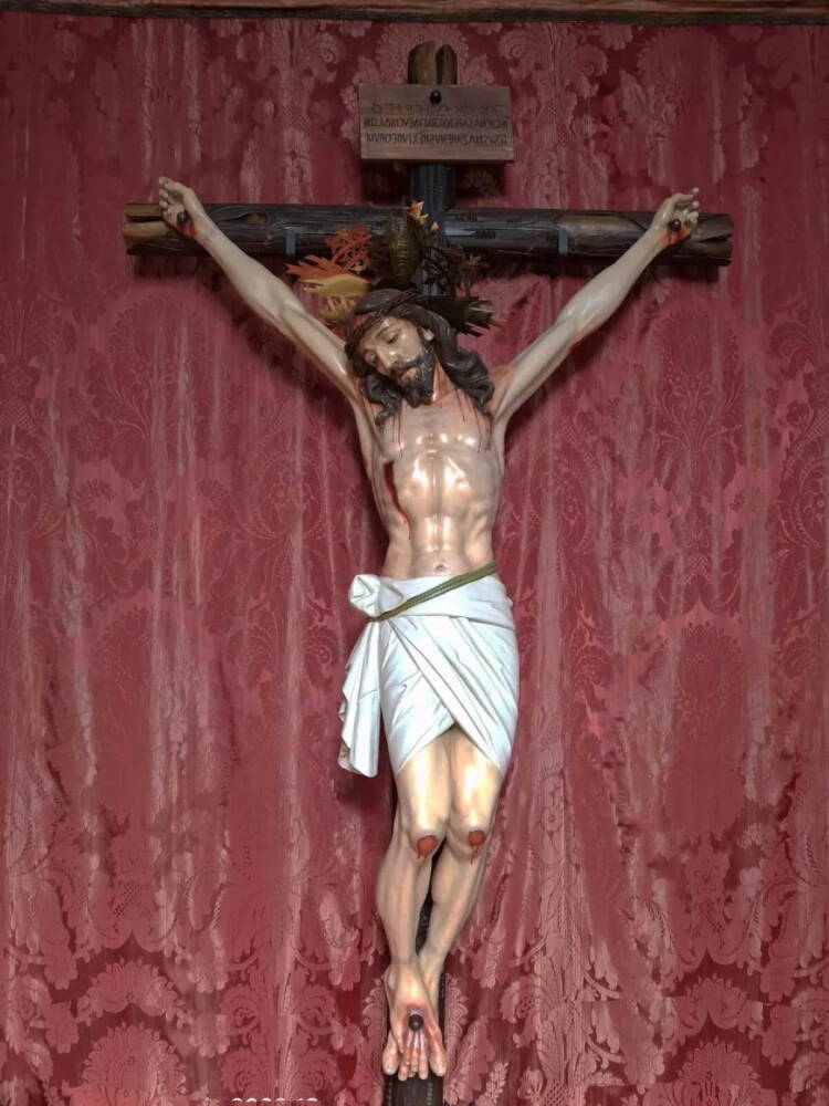 Santísimo Cristo del Último Suspiro en la iglesia de Santa María la Mayor de Béjar tras su restauración reciente