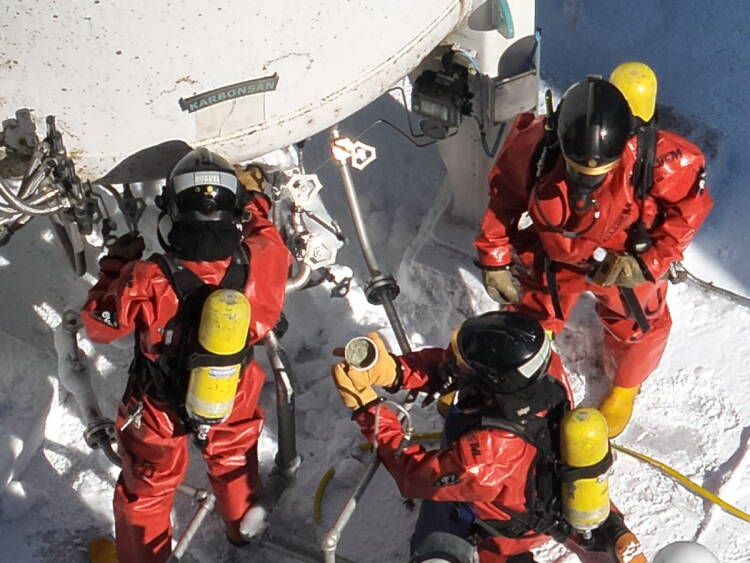 Equipo de emergencias tecnológicas taponando la fuga de gas natural licuado en el complejo industrial de Fuentes de Béjar