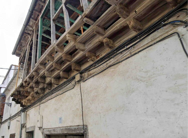 Detalle de aleros de carpintería románica en vivienda histórica de Béjar