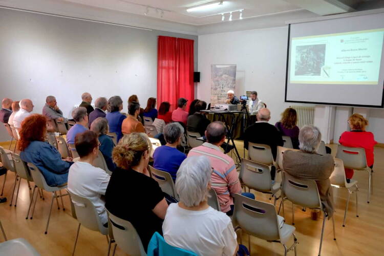 úblico asistente a la conferencia sobre el X duque de Béjar en el Casino Obrero de Béjar durante la charla de Alberto Bravo Martín