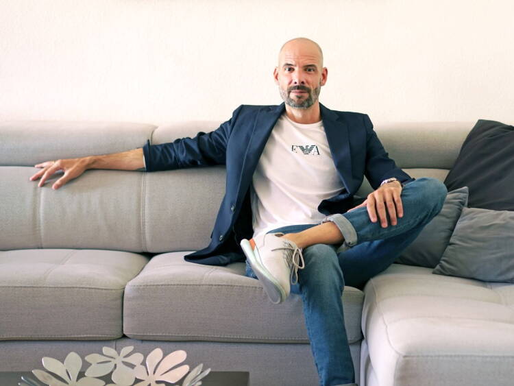 Miguel Cosmes, diseñador bejarano, posa en un sofá durante una entrevista sobre su reconocimiento internacional en China