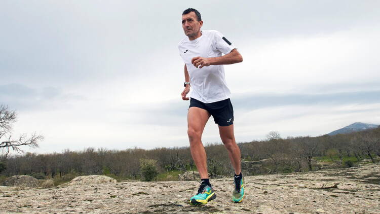 Miguel Heras entrenando trail running en entorno de montaña