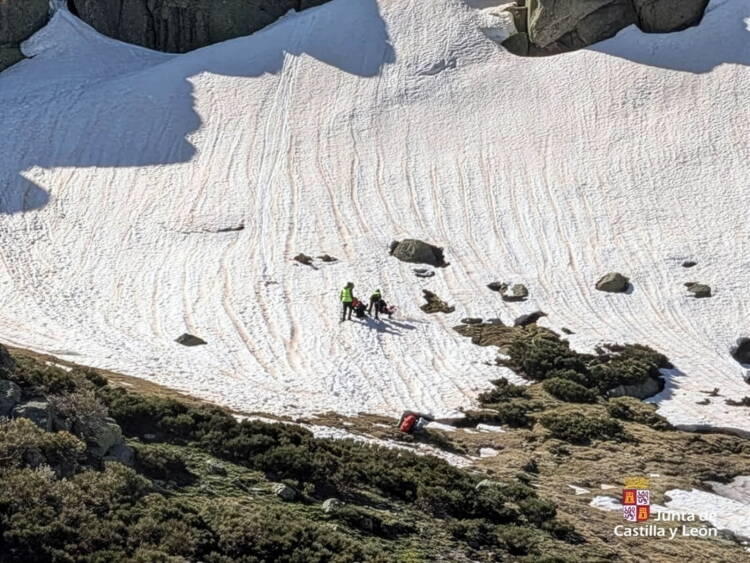 Rescatadores atienden al montañero herido en una ladera nevada del pico Calvitero durante el operativo de emergencia en la sierra de Béjar