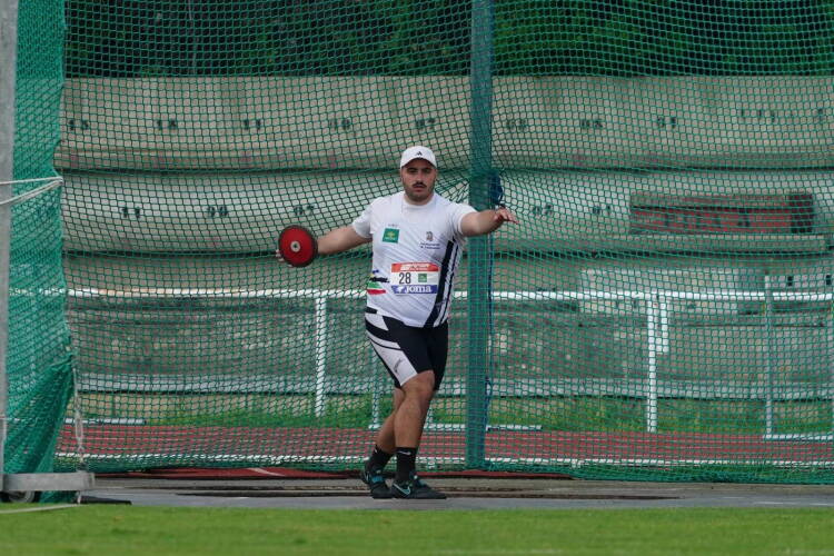 Rubén Matas realiza un lanzamiento de disco en la División de Honor de atletismo disputada en Salamanca.