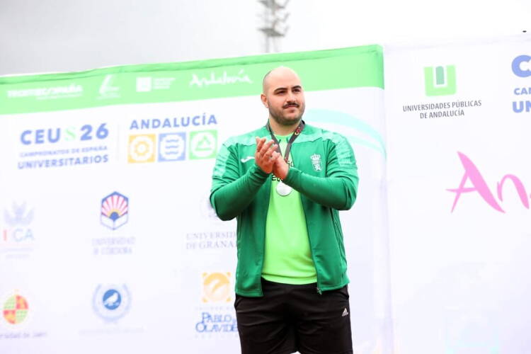 Rubén Matas, portando medalla subcampeón España Universitario