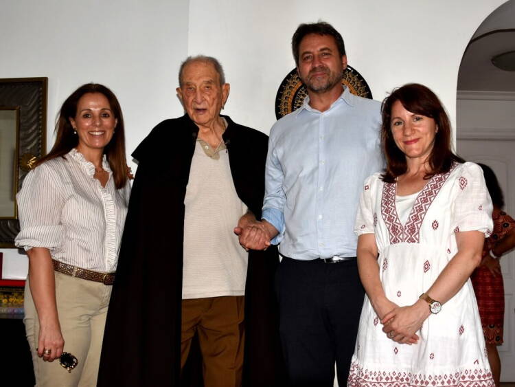 Capa de Claudio Sánchez-Albornoz donada al Museo Textil de Béjar junto a representantes del Ayuntamiento y la familia