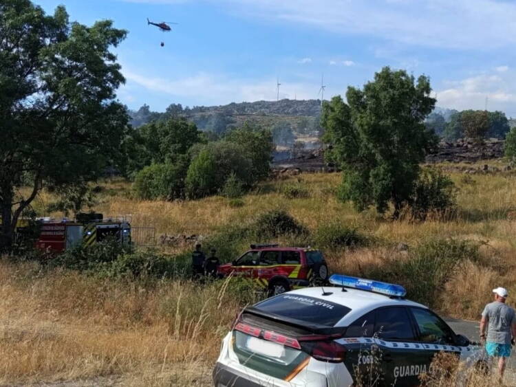 Incendio de pastos en una finca agrícola de Fresnedoso con helicóptero, Guardia Civil y bomberos trabajando en la extinción