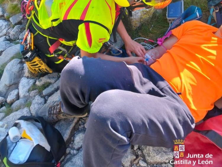 Servicios emergencia atienden al senderista