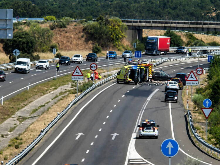 Accidente en la A-66 a la altura de La Cabeza de Béjar con los servicios de emergencia actuando sobre la calzada