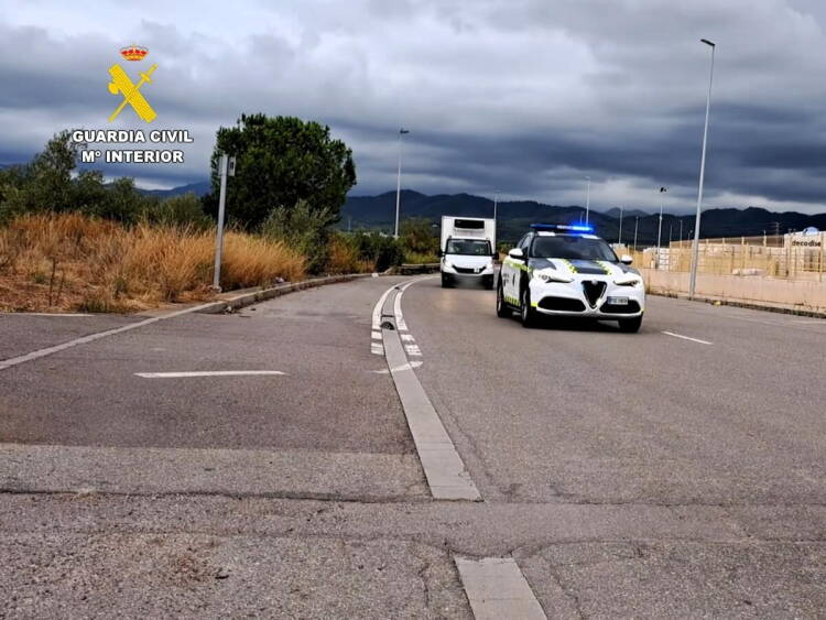 Vehículo de la Guardia Civil de Tráfico circulando por una carretera