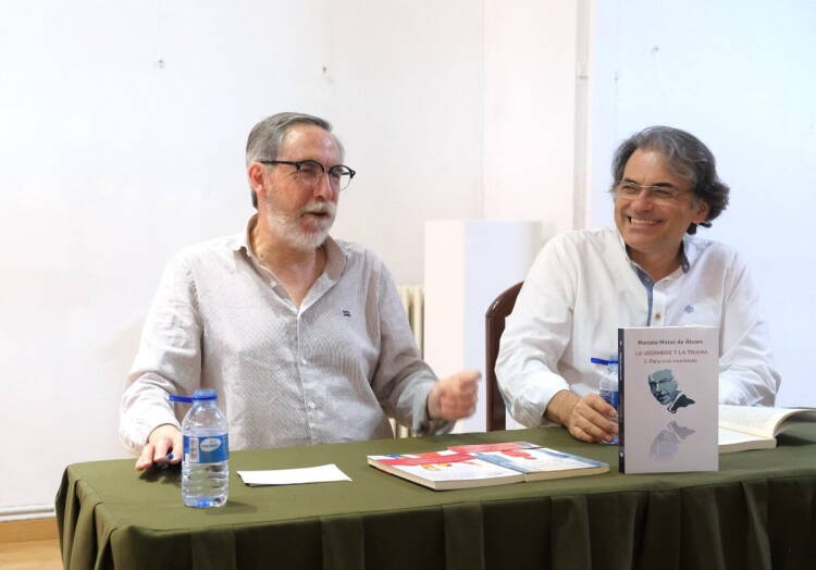 Marcelo Matas junto a Pedro Ojeda durante la presentación en Béjar de la novela Para vivir muriendo en el Casino Obrero