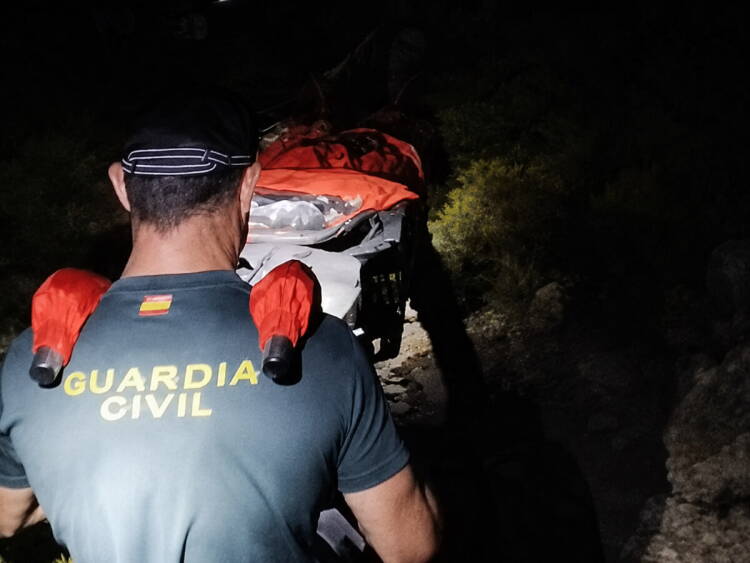 Agentes del GREIM de la Guardia Civil evacúan de noche a una escaladora lesionada en Hoya Moros, en Candelario, durante un rescate de alta montaña.