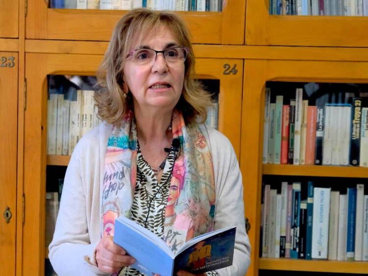 Yolanda Izard en Béjar durante un acto literario con un libro en la biblioteca del Casino Obrero