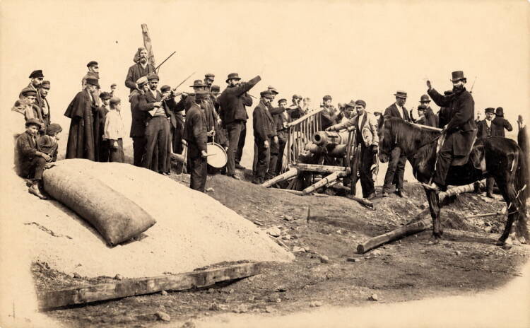 Fotografía de la barricada y batería de Campo-Pardo para la defensa de Béjar en la revolución de 1868, en que se puede observar uno de los cañones fundidos por Víctor Gorzo.