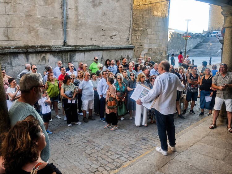 Grupo de gente junto al ponente Pepe Muñoz en la Plaza Mayor de Béjar