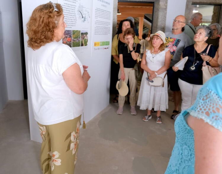 Mercedes Riba durante una visita guiada a «El hilo de la memoria» en el Museo de la Industria Textil de Béjar.