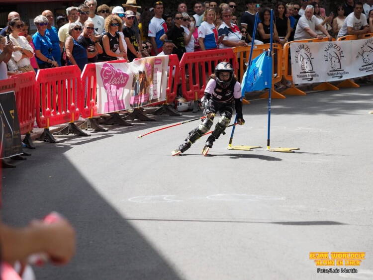 Deportista compite en la Copa del Mundo de Alpino en Línea en la carretera del Castañar de Béjar