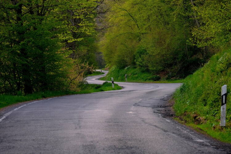 Carretera comarcal con curvas enlazadas