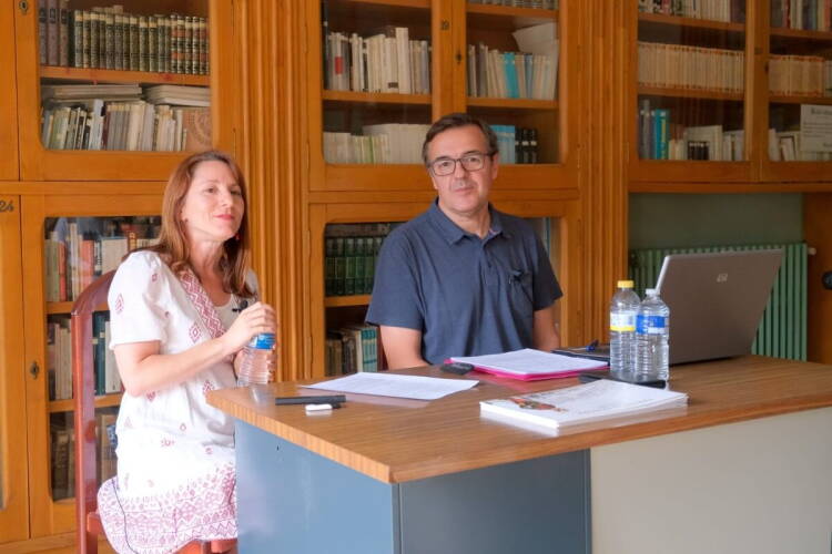 Los dos conferenciantes sentados ante documentación y un ordenador durante el acto celebrado en el Casino Obrero de Béjar