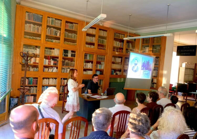 Carmen Cascón se dirige al público durante la conferencia sobre la revolución de 1868 en Béjar