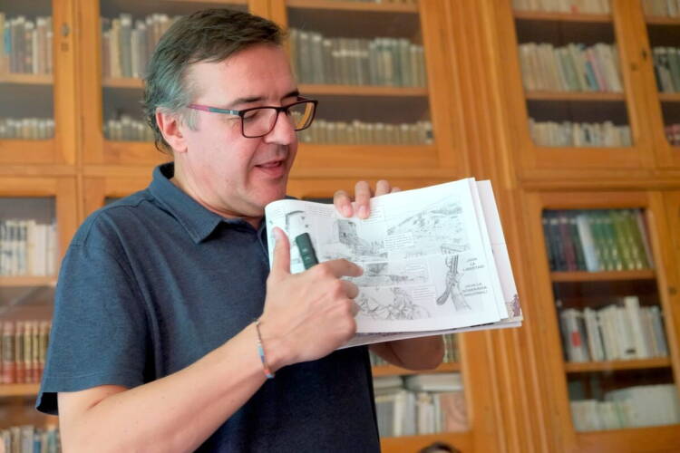 Ignacio Coll muestra al público una publicación ilustrada durante la charla sobre la Revolución de 1868 en Béjar