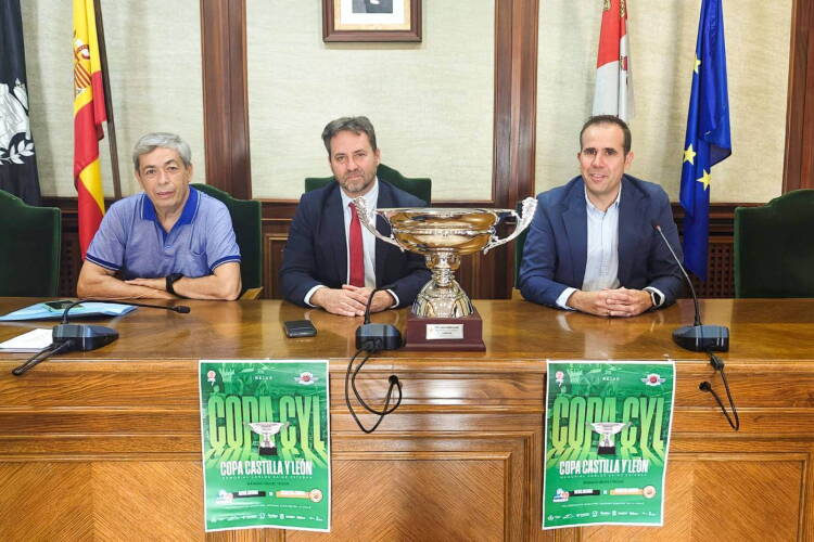 Presentación de la final de la Copa de Castilla y León Femenina de baloncesto en Béjar, con el trofeo y los carteles del torneo
