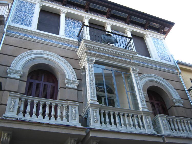 Detalle de un edificio del patrimonio modernista de Béjar con decoración cerámica y elementos ornamentales