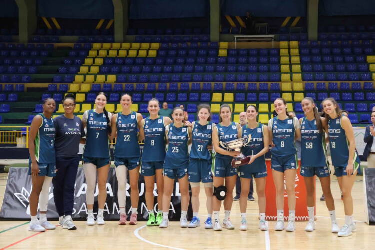 Meins Avenida posando con el trofeo como campeonas de Castilla y León de baloncesto