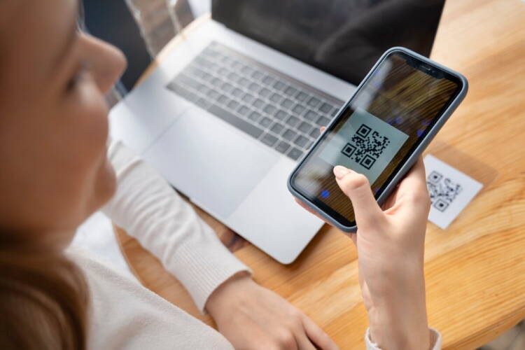 Mujer escaneando código QR con su móvil