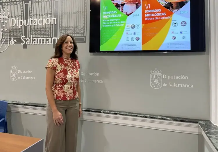 Pilar Sánchez junto al cartel de presentación de las Jornadas Micológicas en Salamanca
