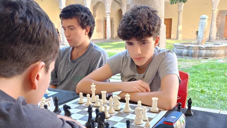 Participantes durante la celebración del torneo de ajedrez