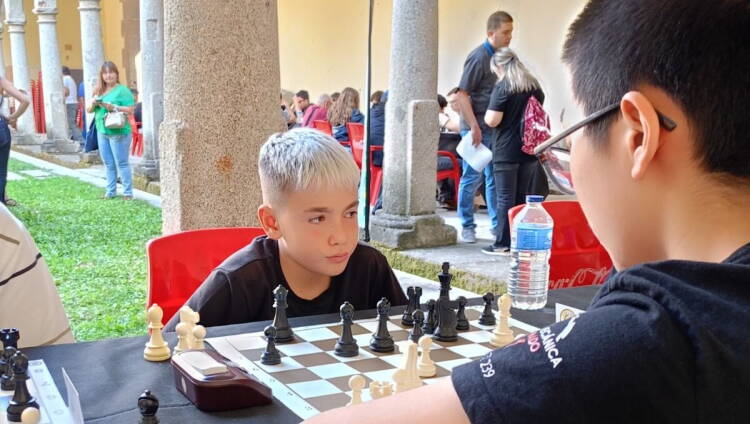 Participantes durante la celebración del torneo de ajedrez