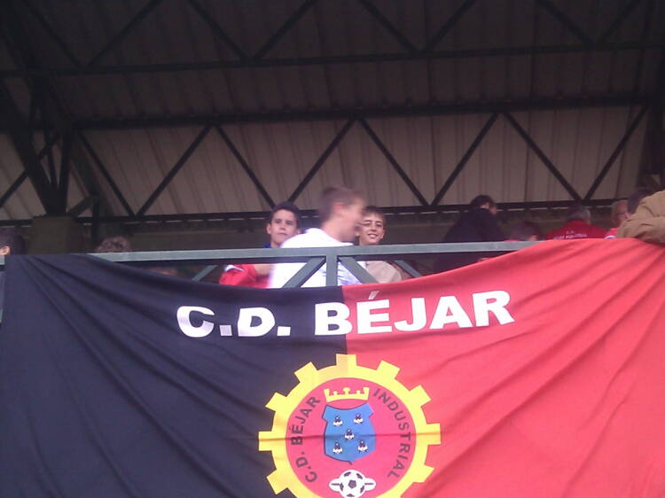 Grada del campo de fútbol de Béjar con bandera del CD Béjar Industrial 