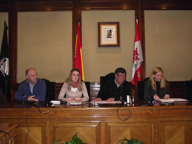 Pleno municipal de Béjar con concejales en mesa