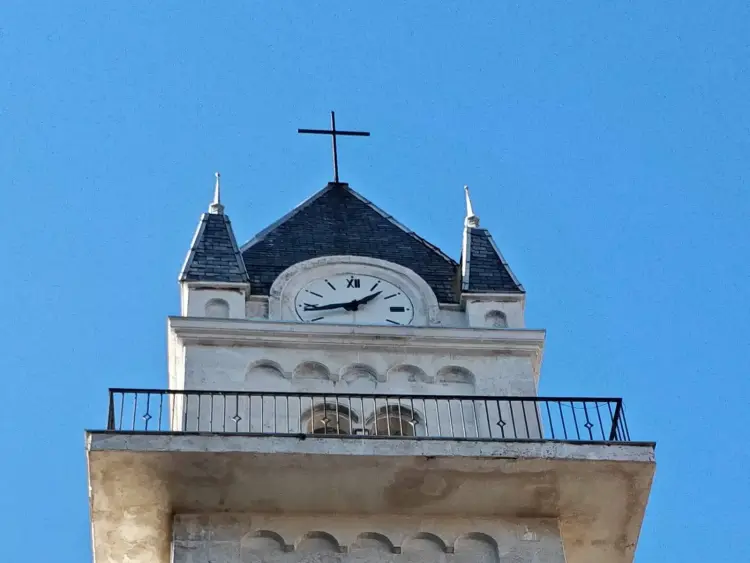 Vista parcial de la torre de la Iglesia de Santa María del Pilar (Los Pinos)