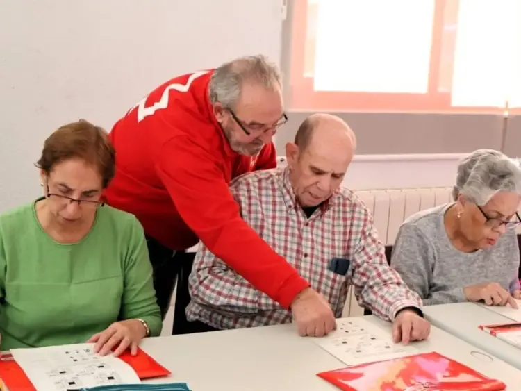 Voluntario de Cruz Roja trabajando con personas