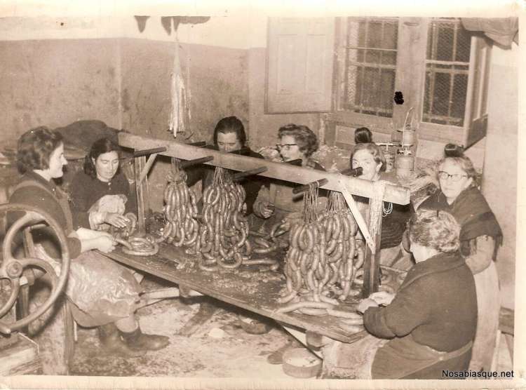 Candelarias trabajando elaboración embutidos
