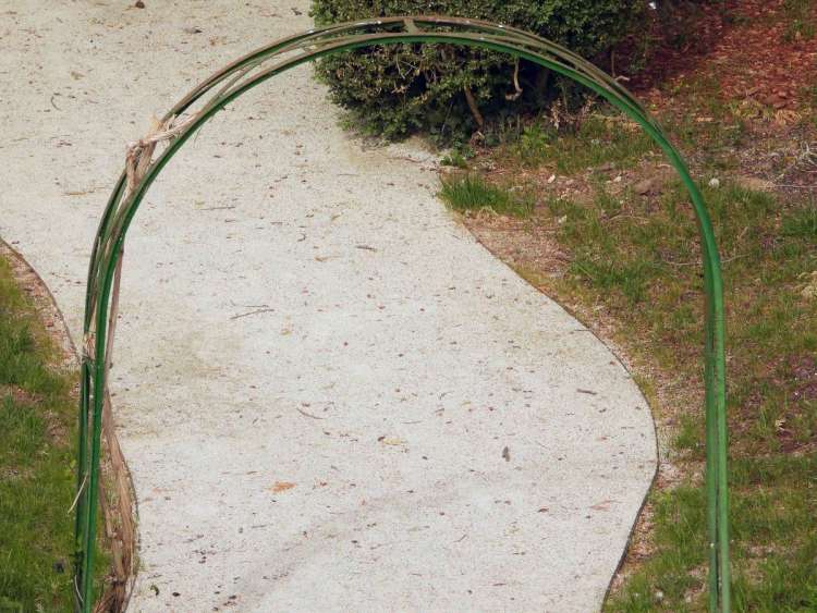 Paseo jardín romántico con arco metático