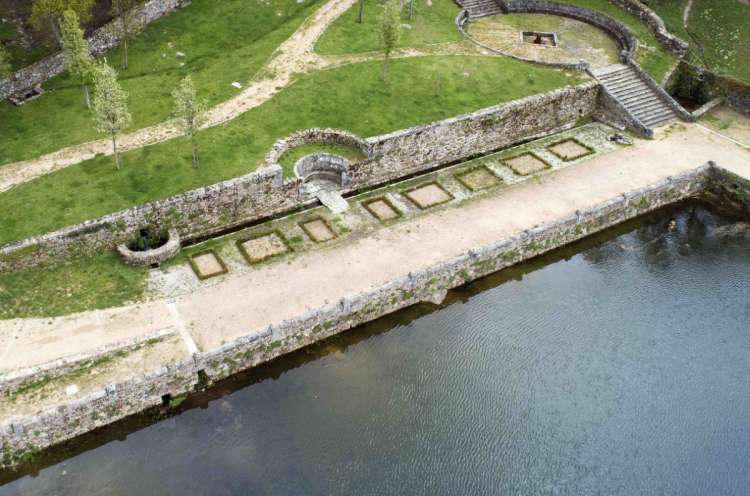 eras plantadas en el entorno del estanque de El Bosque de Béjar