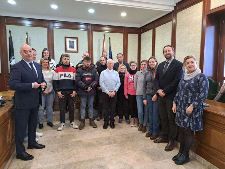 Alumnos, y docentes del nuevo programa mixto de formación y empleo, junto alalcalde, Antonio Cámara