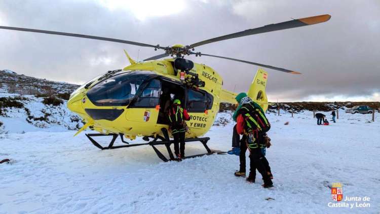 Varios miembros del grupo de rescate de la Junta porteando al herido hasta el helicoptero