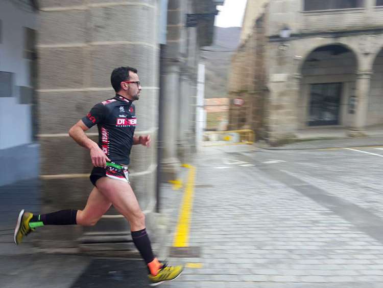 Un corredor llega a la Plaza Mayor de Béjar