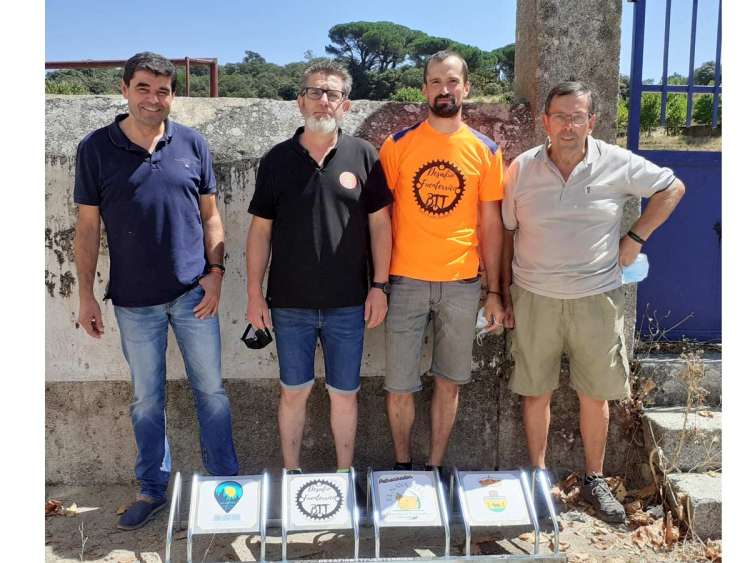  Ángel Hinojal, gerente de El Navazo; Gustavo Rodríguez, alcalde de Fuentes de  Béjar; Jairo Hernández, responsable de AdAstra y director del Desafío BTT Fuenterrico; y José Antonio  Calvillo, concejal de Deportes de Fuentes de Béjar. 