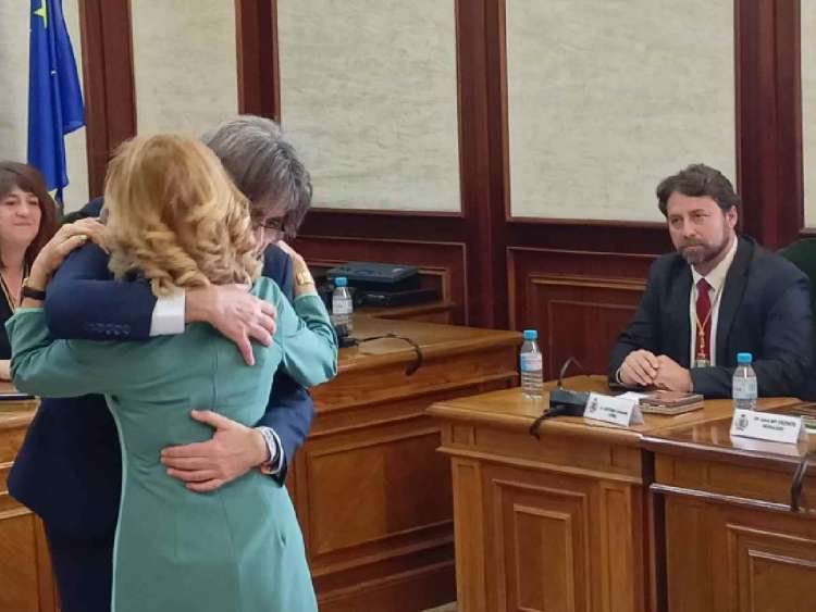 Luis Francisco Martín abraza a Purificación Pozo ante la mirada de Antonio Cámara