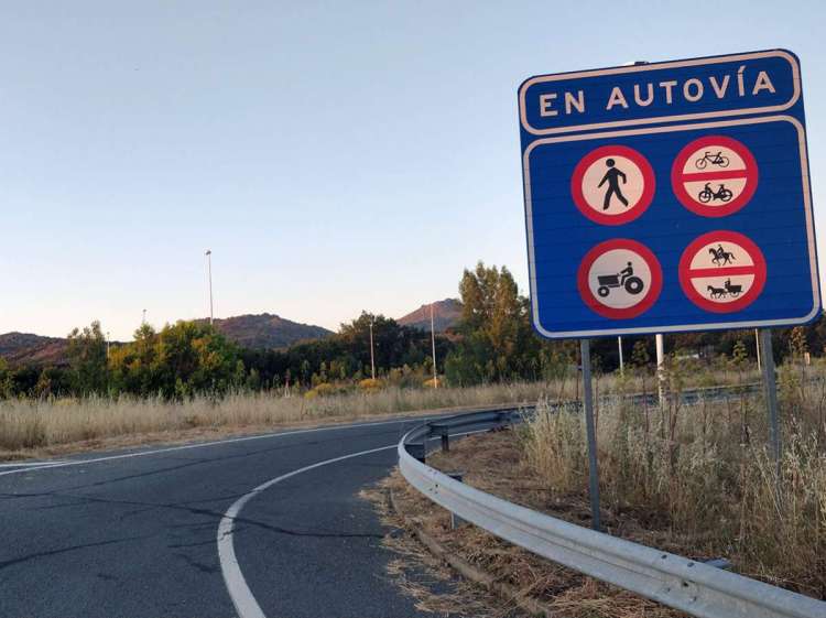 Carretera y cartel de prohibición de acceso a la autovía