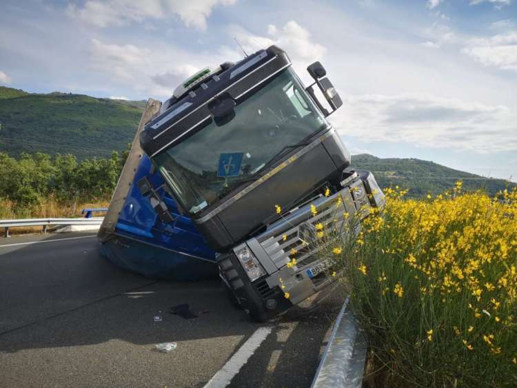 Camión volcado en la A66 a su paso por Béjar