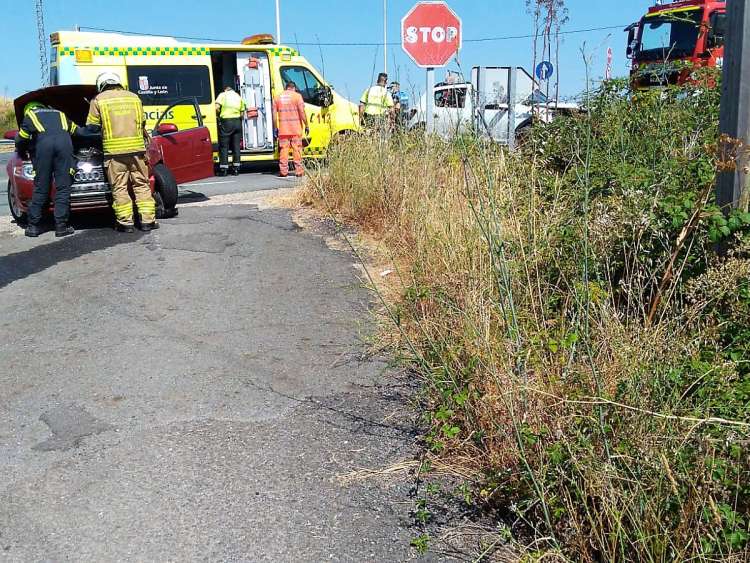 Bomberos, Guardia Civil y Ambulancia en el lugar del accidente